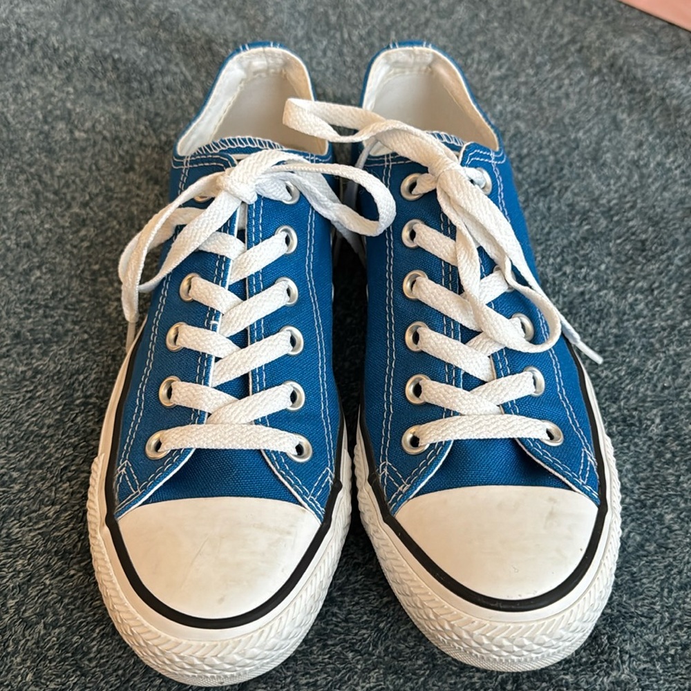 Converse unisex Women’s size 8, Men’s size 6. Worn once, close to brand new.